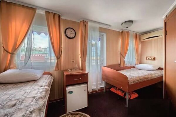 Каюта Deluxe на теплоходе «Хирург Разумовский» — две кровати и обзорное окно