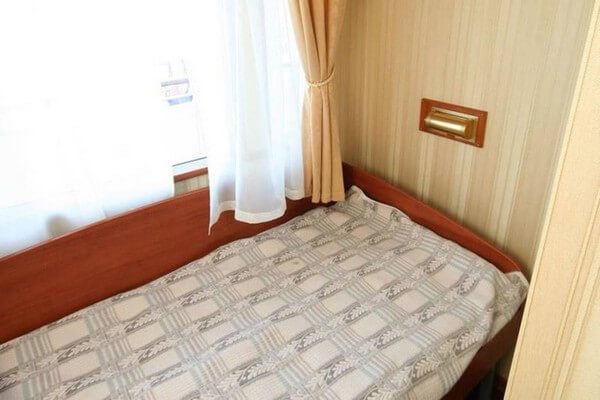 Каюта Deluxe на теплоходе «Хирург Разумовский» — двуспальная кровать