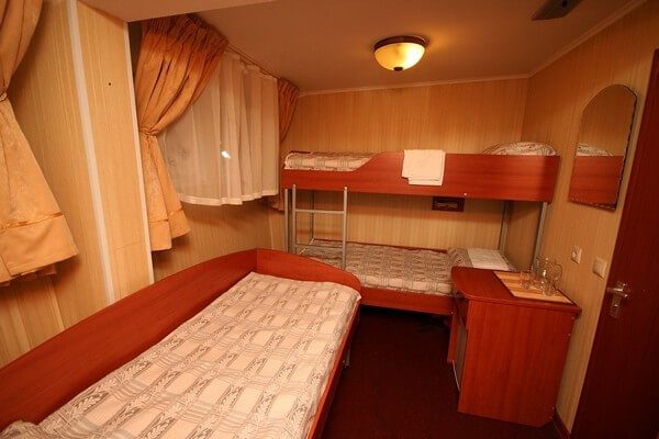 Стандартная 2–3-местная каюта на теплоходе «Хирург Разумовский» — двухъярусные спальные места